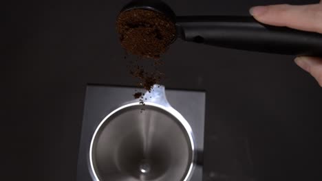 Kaffee-Fällt-In-Superzeitlupe-Aus-Einem-Kaffeelöffel-In-Eine-Kaffeemaschine