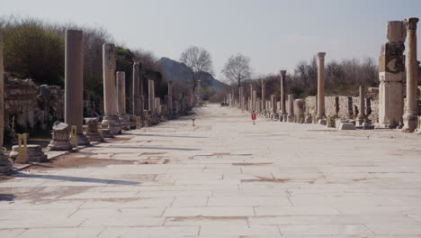 Weitwinkelaufnahme-Mit-Blick-Auf-Die-Hafenstraße-In-Ephesus