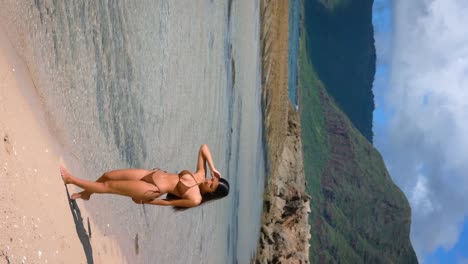 Ein-Atemberaubendes-Strandmädchen-In-Einem-Braunen-Badeanzug-Bräunt-Sich-Und-Badet-Im-Meer-An-Einer-Tropischen-Felsigen-Küste