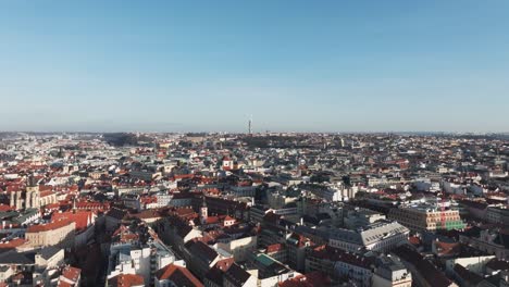 Filmischer-Flug-über-Die-Dächer-Der-Roten-Altstadt-Von-Prag-Während-Eines-Tages-Mit-Blauem-Himmel