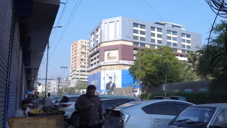 Aufnahme-Eines-Gebäudes-Mit-Sonnenlicht,-Das-An-Einem-Sonnigen-Tag-In-Karachi,-Pakistan,-In-Der-Nähe-Der-Saddar-Bazar-Street-Darauf-Fällt