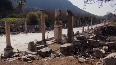 Weitwinkelaufnahme-Von-Säulen-Entlang-Der-Hafenstraße-In-Ephesus