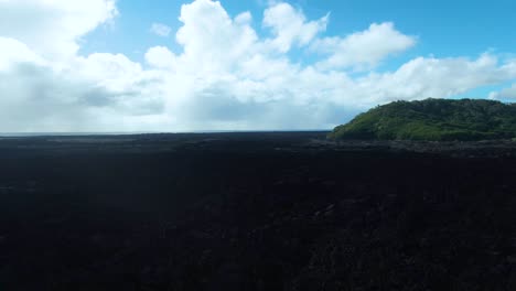 Luftaufnahme-über-Schwarzem-Vulkangestein-Mit-Blauem-Himmel-Und-Wolken,-Kahonua-Big-Island,-Hawaii,-USA