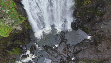 4K-Drohnenaufnahmen,-Die-über-Einen-Majestätischen-Wasserfall-Im-Pazifischen-Nordwesten-Amerikas-Fliegen