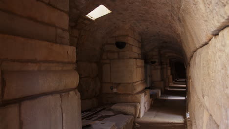 Ein-Korridor-Unter-Dem-Theater-In-Ephesus