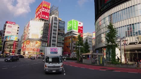 Panorámica-De-Izquierda-A-Derecha-A-Través-Del-Centro-Urbano-De-Tokio