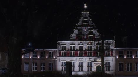 Winterschneefall-In-Der-Nacht-In-Europa,-Niederlande,-Holland,-Niederländische-Stadt-Mit-Lichtern-Und-Traditioneller-Architektur-Mit-Blick-Auf-Den-Hausbau