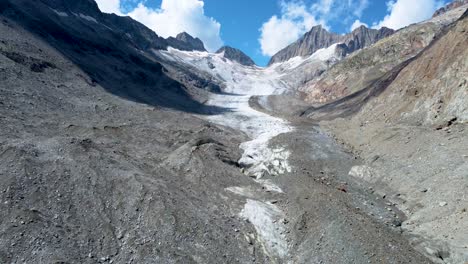 Schweizer-Gletscher-Mit-Bergen-Und-Blauem-Himmel,-Gefilmt-Von-Drohne