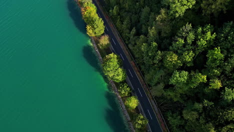 scenic-road-along-the-turquoise-waters-of-Attersee,-Austria,-with-lush-greenery