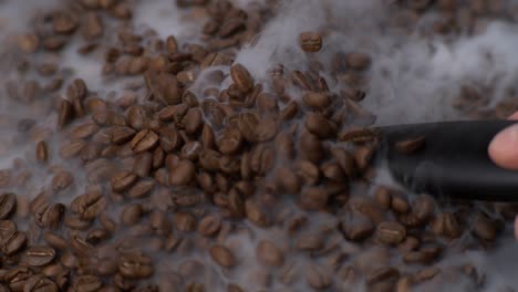 Kaffeelöffel-Schöpft-Kaffeebohnen-Mit-Rauch-überall-In-Superzeitlupe-Aus