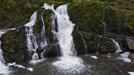 4K-Naturaufnahmen-Eines-Wasserfalls-Mit-Moosbedeckten-Felsen-Im-Pazifischen-Nordwesten-Amerikas