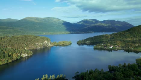 Drohne-über-Norwegens-Fjorden-An-Einem-Sonnigen-Und-Bewölkten-Tag-Mit-Bergen-Im-Hintergrund