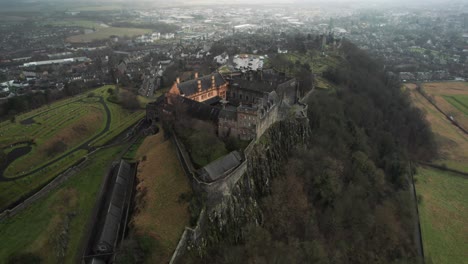 Luftaufnahme-Von-Stirling-Castle-An-Einem-Bewölkten-Tag