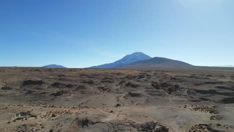 Desert-landscape-with-mountains-in-Eduardo-Avaroa-National-Reserve,-Bolivia