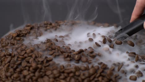 Nahaufnahme-Eines-Kaffeelöffels,-Der-Einige-Kaffeebohnen-In-Superzeitlupe-Mit-1000-Bildern-Pro-Sekunde-Schöpft