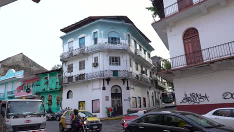 Ciudad-De-Panamá,-Panamá---3-De-Diciembre-De-2023:-Vida-Cotidiana,-Una-Calle-Con-Coloridos-Edificios-Antiguos