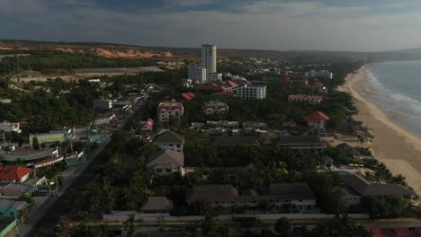 Luftaufnahme-Von-Resorts-Und-Landschaft-In-Mui-Ne,-Vietnam-Im-Goldenen-Morgenlicht-Mit-Schwimmbädern,-Strand,-Gebäuden-Und-Gärten