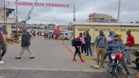 POV-Vom-Fahrzeug,-Das-Auf-Der-Straße-In-Der-Stadt-Narok-In-Kenia-Fährt