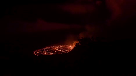 Frischer-Roter-Lava-Vulkanausbruch-Im-Dunkeln-In-Kilauea,-Big-Island-Hawaii,-USA