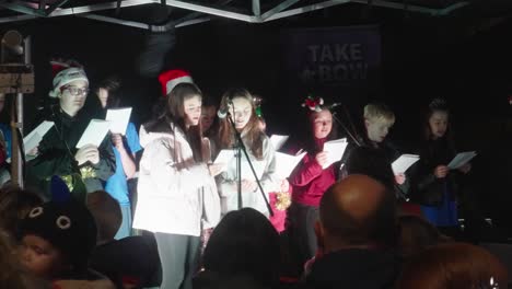Eine-Gruppe-Lokaler-Teenagersänger-Singt-Weihnachtslieder-Für-Die-Zuschauer