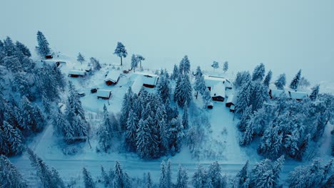 Ländliches-Dorf-Im-Winter-Mit-Neuschnee-Bedeckt