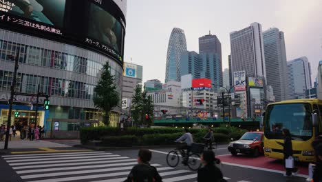 Slow-motion-Pan,-Establishing-shot-of-crossing-and-skyline-in-background-of-busy-Shinjuku