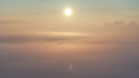 Goldener-Sonnenaufgang-Drohnenblick,-Während-Er-In-Den-Morgennebel-Hinabsteigt