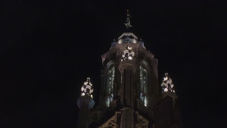 Regen-Und-Donner-Mit-Beleuchtung-Und-Turmspitze,-Traditionelle-Architektur,-Europäisches-Gebäude-In-Der-Nacht