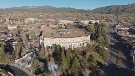Edificio-Del-Capitolio-Del-Estado-De-Nuevo-México-En-Santa-Fe,-Nuevo-México-Con-Video-De-Drones-Dando-Vueltas