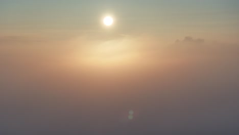 Amanecer-Vista-De-Drone-Flotando-Sobre-La-Niebla-De-Invierno