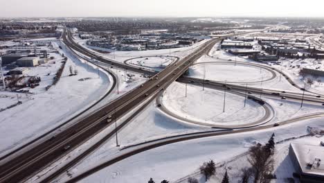 Intercambio-De-Carreteras-En-La-Ciudad-De-Calgary-Durante-Un-Día-Nevado-De-Invierno.