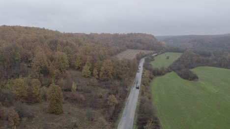 Verfolgen-Sie-Eine-Drohnenaufnahme-Von-Autos,-Die-Sich-Auf-Einer-Straße-über-Dem-Balkangebirge-In-Der-Gemeinde-Dimovo-In-Bulgarien-Bewegen