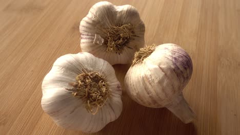 Garlic-in-Rotation-on-Wooden-Background