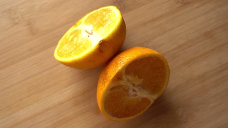Eine-Halbe-Orange-Rotiert