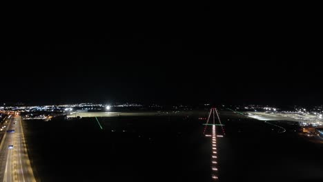 Aterrizaje-Nocturno-En-El-Aeropuerto-De-Valencia,-España,-Visto-Desde-La-Perspectiva-De-Los-Pilotos.