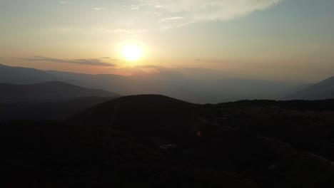 Silhouette-Der-Berge-Und-Heller-Sonnenuntergang-Dahinter,-Luftaufnahme