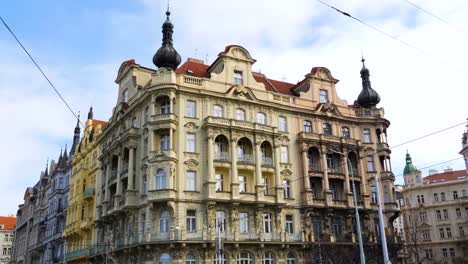 Jiráskovo-Platz-Architektur,-Gebäude-Gegenüber-Dem-Tanzhaus-Von-Milunić-Und-Gehry-In-Prag