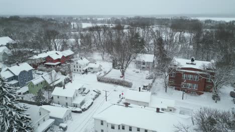 Blattlose,-Mit-Schnee-Bedeckte-Bäume-Auf-Den-Dächern-Farbenfroher-Wohnungen