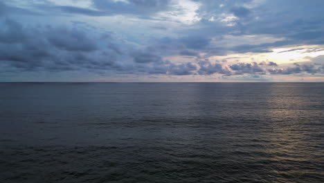 Bewölkter-Horizont-über-Dunkelblauen-Wellen-Im-Osten-Von-Bali,-Indonesien