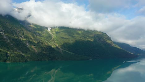 Ein-Flug-über-Das-Spiegelnde-Türkisfarbene-Wasser-Des-Loenvatnet-Sees
