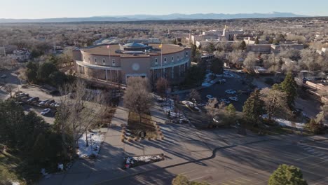 Edificio-Del-Capitolio-Del-Estado-De-Nuevo-México-En-Santa-Fe,-Nuevo-México-Con-Video-De-Drones-Dando-Vueltas-A-Baja-Altura