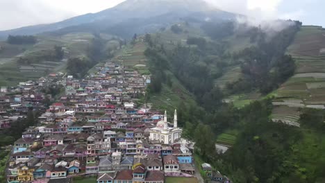 Luftaufnahme,-Nepal-Van-Java,-Ein-Touristendorf-An-Den-Hängen-Des-Mount-Sumbing,-Magelang,-Zentraljava