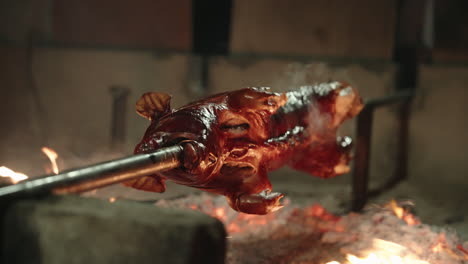 Am-Spieß-Gebratenes-Schweinefleisch-Wird-Auf-Dem-Feuer-Gegart