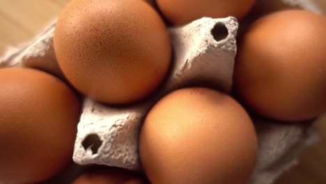 Huevos-De-Gallina-En-Un-Paquete-De-Cartón