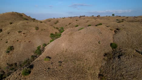 Drohnenvideo-über-Der-Trockenen-Komodo-Insellandschaft,-Das-Den-Ozean-Und-Weitere-Kleine-Inseln-Zeigt