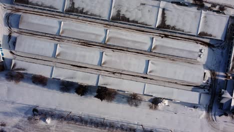 Ein-Blick-Von-Oben-Auf-Die-Dächer-Von-Lagerhallen,-Die-Mit-Schnee-Bedeckt-Sind