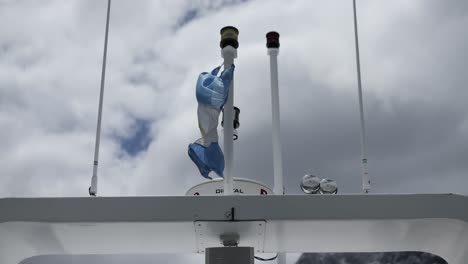 Blau-weiße-Flagge-Argentiniens,-Die-Sich-Im-Wind-Auf-Dem-Mast-Eines-Segelschiffs-Bewegt