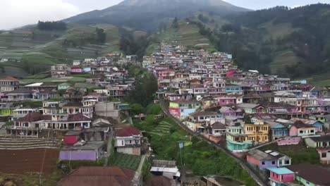Vista-Aérea-De-Hileras-De-Casas-En-Nepal-Van-Java,-Que-Es-Un-Pueblo-Turístico-En-Las-Laderas-Del-Monte-Sumbing,-Magelang,-Java-Central