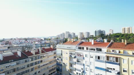 Luftaufnahme-Typischer-Portugiesischer-Häuser-Im-Herzen-Von-Lissabon,-Die-Eine-Bezaubernde-Und-Malerische-Stadtlandschaft-Schaffen