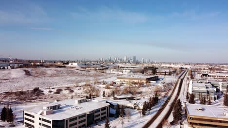 Die-Innenstadt-Von-Calgary-An-Einem-Sonnigen-Wintertag-Mit-Blauem,-Schneebedecktem-Himmel